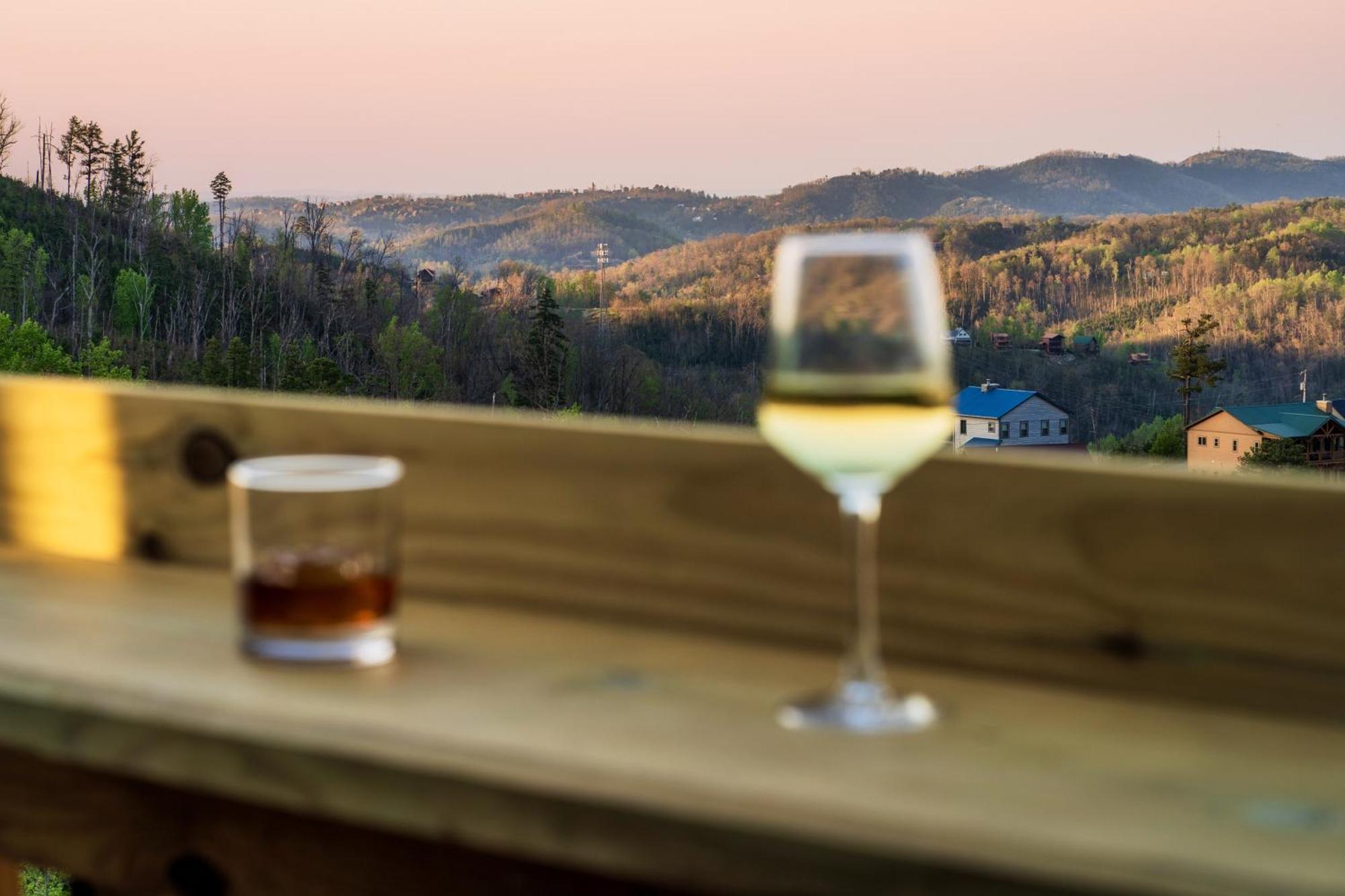 Mountainscape - Brand New Cabin W Views - Hottub - Firetable - Ps5 - Pooltable - 3 Pools Gatlinburg Exterior foto